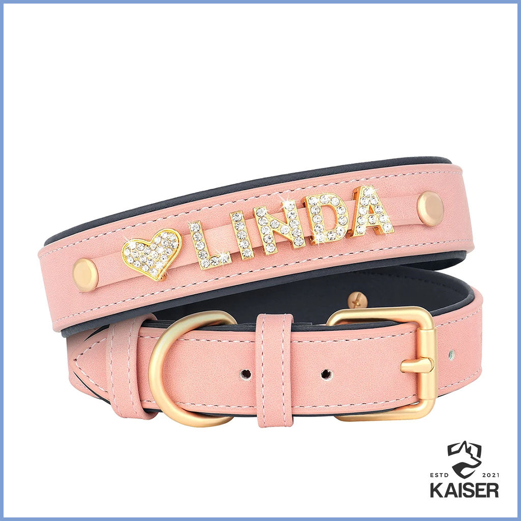 Hundehalsband mit Buchstaben und Ornamenten von Strass Rosa